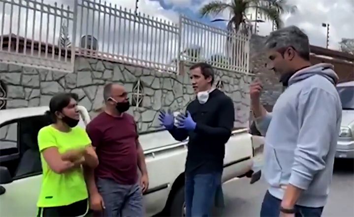 Le chef de l'opposition vénézuélienne Juan Guaido discute avec des automobilistes sur une vidéo non datée relayée par son centre national de communication. (CENTRO DE COMUNICACION NACIONAL / AFP)