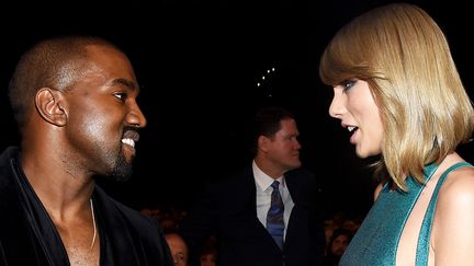 Kanye West et Taylor Swift au temps des sourires, le 8 février 2015 à Los Angeles.
 (Larry Busacca / Getty Images/ AFP)