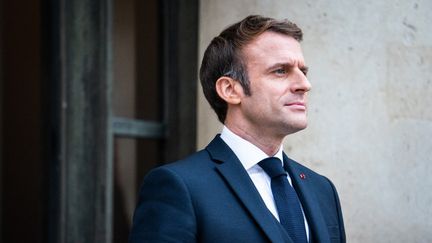 Le président de la République Emmanuel Macron devant l'Elysée, à Paris, le 30 novembre 2021. (XOSE BOUZAS / HANS LUCAS / AFP)
