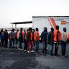 Après avoir traversé la Méditerranée, des migrants font la queue au port de Motril en Espagne, le 22 juin 2018. (JON NAZCA / REUTERS)