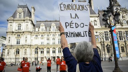 Une femme brandit une pancarte lors d'un rassemblement contre les violences sexuelles faites aux enfants, à Paris, le 6 juin 2022. Photo d'illustration. (MAGALI COHEN / HANS LUCAS)