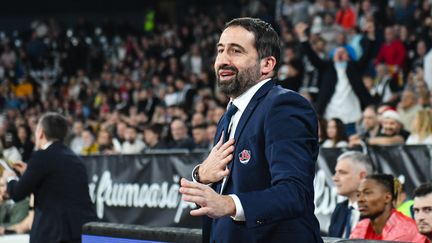 Frédéric Fauthoux sur le banc de la JL Bourg-en-Bresse à l'occasion d'une rencontre d'Eurocoupe à Cluj (Roumanie), le 20 décembre 2023. (FLAVIU BUBOI / AFP)