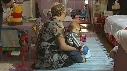 Une assistante maternelle &agrave; domicile, en septembre 2013. ( FRANCE 2 / FRANCETV INFO)