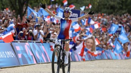 Le bonheur de la Française Pauline Ferrand-Prévôt, victorieuse de la course olympique de VTT, le 28 juillet 2024 sur la colline d'Elancourt. (EMMANUEL DUNAND / AFP)