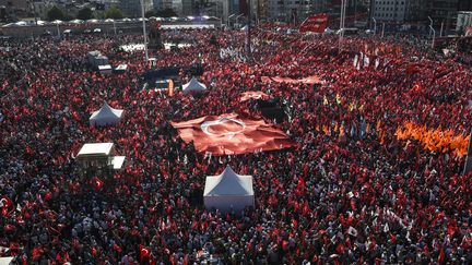 Des milliers de Turcs ont envahi la place Taksim à Istanbul, dimanche 24 juillet, pour dire leur rejet des putschistes du 15 juillet mais aussi, parfois, leur inquiétude devant la riposte du pouvoir après le coup d'Etat manqué.