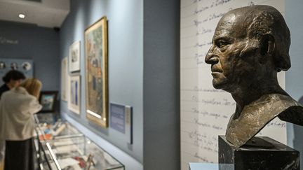 Buste du poète grec Odysseas Elytis (1911-1996) dans la salle principale du musée de la Maison d'Odysseas Elytis, lors de son inauguration dans le centre d'Athènes, le 1er novembre 2024. (THEOPHILE BLOUDANIS / AFP)