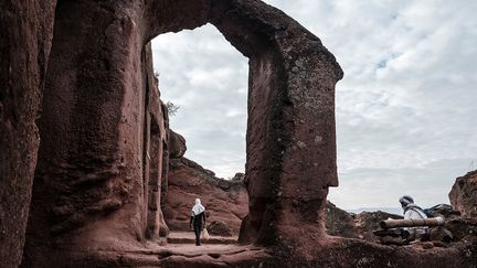 Lalibela tire son nom du roi Gebre Mesqel Lalibela, au pouvoir au XIIIe siècle, dont la légende veut qu'il ait fait construire onze églises avec l'aide d'anges après que Dieu lui eut ordonné d'édifier une "Nouvelle Jérusalem". (EDUARDO SOTERAS / AFP)