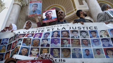 Des&nbsp;familles de disparus manifestent pour obtenir la vérité, le 3 avril 2019, à Alger. (RYAD KRAMDI / AFP)