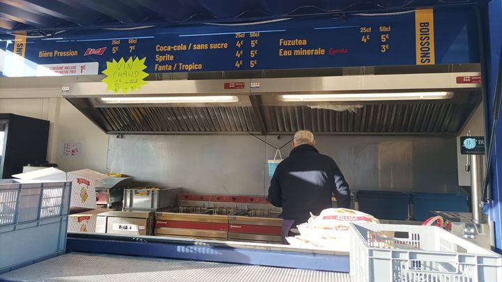 L'installation de la buvette devant le stade Bonal, à la veille du match contre Rennes en Coupe de France. (Elio Bono/Franceinfo: sport)