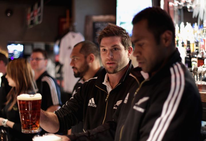 Le All Black Cory Jane se sert une bière dans un bar de Dunedin (Nouvelle-Zélande), le 19 juillet 2011. (PHIL WALTER / GETTY IMAGES ASIAPAC)