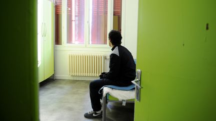 Un d&eacute;linquant dans sa chambre du centre &eacute;ducatif ferm&eacute; de Valence (Dr&ocirc;me), le 7 f&eacute;vrier 2012. (PHILIPPE DESMAZES / AFP)