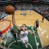 Le basketteur Rudy Gobert, des&nbsp;Utah Jazz, marque un panier contre les Memphis Grizzlies, le 10 avril 2015, à Salt Lake City (Utah). (MELISSA MAJCHRZAK / NBAE / GETTY IMAGES)