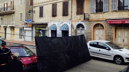 Une sandwicherie kebab&nbsp;située dans le centre-ville de Propriano (Corse-du-Sud) a été mitraillée à l'arme lourde, dans la nuit de mardi 2 à mercredi 3 février 2016. (FRANCE 3 VIASTELLA)