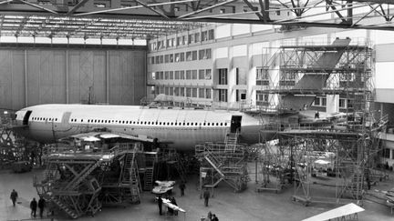 L'assemblage d'un A300 à l'usine Airbus de Toulouse (Haute-Garonne), le 3 mars 1972. (- / AFP)