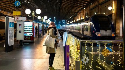 Une voyageuse sur un quai de la gare du Nord, à Paris, le 25 novembre 2021. (ALINE MORCILLO / HANS LUCAS / AFP)