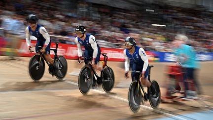 Les pistards français, médaillés de bronze en vitesse par équipes aux Mondiaux de cyclisme sur piste, le 4 août 2023 à Glasgow. (OLI SCARFF / AFP)