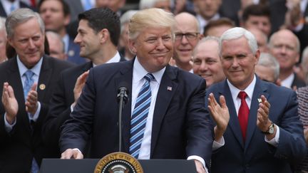 Le président des Etats-Unis, Donald Trump, son vice-président, Mike Pence, et les leaders des républicains au Congrès américain célèbrent l'adoption d'un plan d'abrogation de la loi de santé "Obamacare", le 4 mai 2017 à la Maison Blanche, à Washington (Etats-Unis). (CARLOS BARRIA / REUTERS)