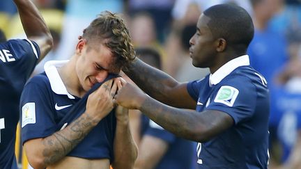 Le joueur de 23 ans continue de pleurer &agrave; chaudes larmes. Il semble inconsolable. Son camarade&nbsp;Rio Mavuba tente de le r&eacute;conforter. (PILAR OLIVARES / REUTERS)