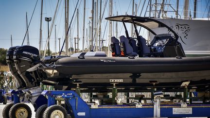 &nbsp;Un hors-bord impliqué, dans une collision mortelle, est remorqué&nbsp;à Porto Heli (Grèce), le 10 août 2019. (VASSILIS PAPADOPOULOS / EUROKINISSI / AFP)