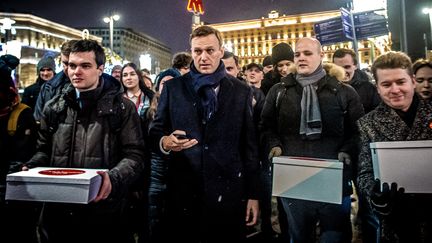 Des manifestations anti-Poutine sont organisées dimanche en Russie. Ci-contre, l'opposant russe Alexeï Navalny apporte des boîtes remplies de signatures le 24 octobre 2017 pour se présenter à l'élection présidentielle. (DMITRY SEREBRYAKOV / AFP)