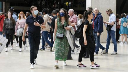 Des visiteurs au musée du Louvre, le 27 mai 2022. (MAGALI COHEN / HANS LUCAS)