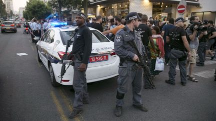 Des policiers israéliens déployés sur le lieu d'une agression au couteau à&nbsp;Rishon Lezion près de Tel Aviv (Israël) le 2 novembre 2015. (BAZ RATNER / REUTERS)