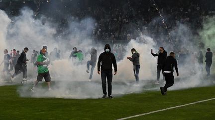 Après la relégation en Ligue 2 à l'issue des barrages face à Auxerre, les supporters de l'AS Saint-Etienne avaient envahi la pelouse du stade Geoffroy-Guichard, le 29 mai 2022. (JEAN-PHILIPPE KSIAZEK / AFP)