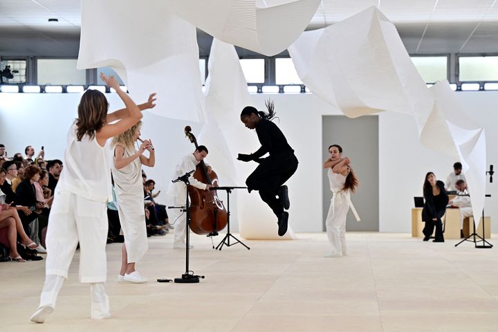 Issey Miyake printemps-été 2024 à la Paris Fashion Week le 29 septembre 2023 (MIGUEL MEDINA / AFP)