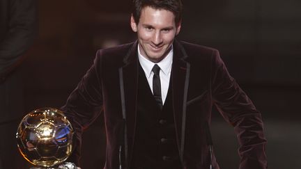 Le footballeur argentin Lionel Messi re&ccedil;oit le Ballon d'or 2011 de la Fifa &agrave; Zurich (Suisse) le 9 janvier 2012. (CHRISTIAN HARTMANN / REUTERS)