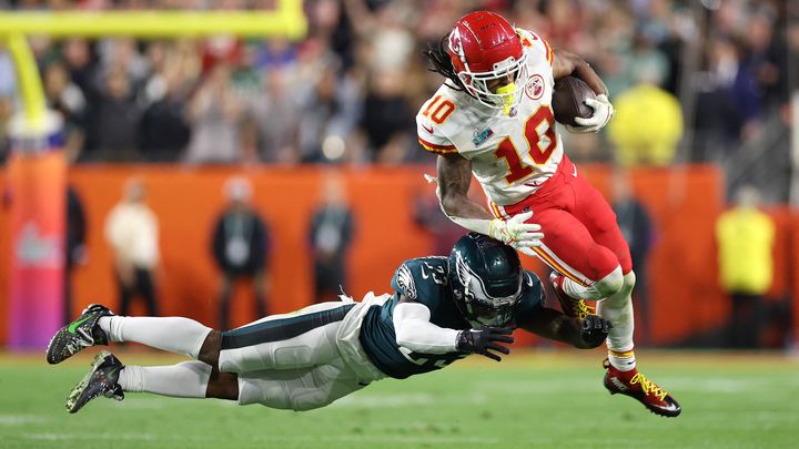 Isiah Pacheco (en blanc), pour les Kansas City Chiefs, tente d'échapper au plaquage de C.J. Gardner-Johnson des Philadelphia Eagles, lors du Super Bowl, le 13 février 2023. (CHRISTIAN PETERSEN / AFP)