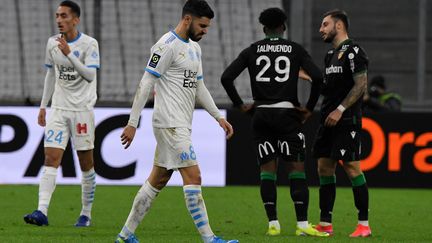 Morgan Sanson (OM), tête basse après la défaite de son équipe contre Lens le 20 janvier 2021 (NICOLAS TUCAT / AFP)