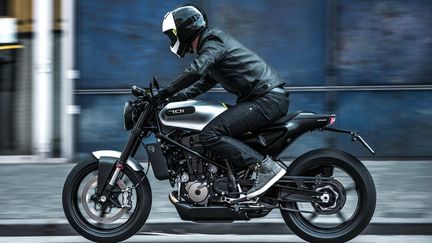 La Vitpilen 701, un café racer futuriste idéal pour aller de café en café. (HUSQVARNA POUR FRANCE INFO)