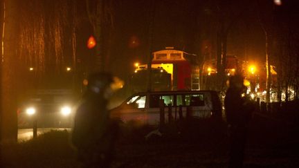 Des policiers surveillent le convoi de d&eacute;chets nucl&eacute;aires &agrave; Grippel (Allemagne), le 28 novembre 2011, peu avant son arriv&eacute;e &agrave; Gorleben. (JOHANNES EISELE / AFP)