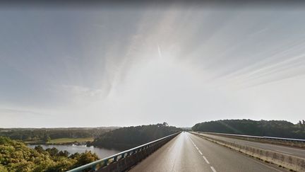 Capture d'écran Google Maps du pont du Morbihan, où la voiture a quitté la route, le 19 août 2017. (GOOGLE MAPS)