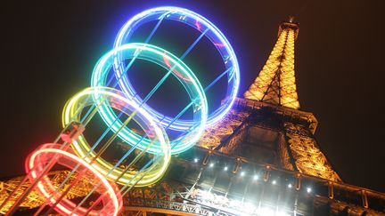 La tour Eiffel entour&eacute;e des anneaux olympiques, le 12 mai 2005, &agrave; Paris (France).&nbsp; (GABRIEL BOUYS / AFP)