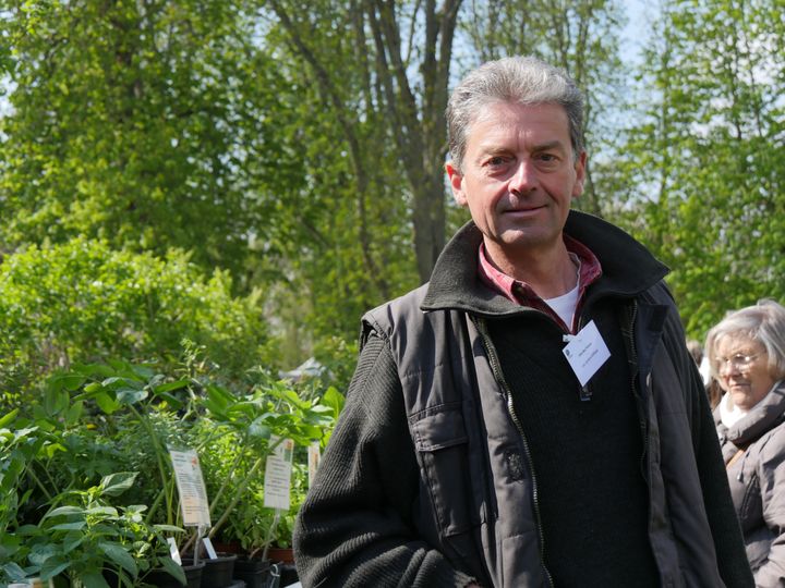 Laurent Olivier. Sa pépinière écologique est installée à Saint-Vrain, dans l'Essonne. (ISABELLE MORAND / RADIO FRANCE / FRANCE INFO)