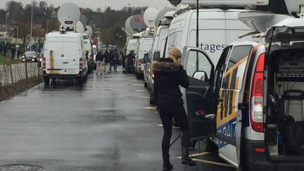 Les v&eacute;hicules des t&eacute;l&eacute;visions gar&eacute;s dans les rues de&nbsp;Dammartin-en-Go&euml;le (Seine-et-Marne), le 10 janvier 2015. (  MAXPPP)