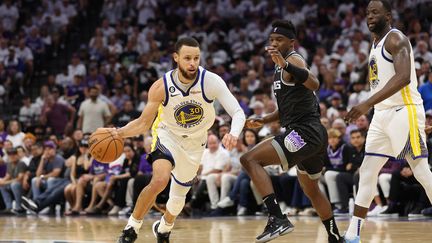 Stephen Curry a réalisé une performance majuscule, dimanche 30 avril 2023 à Sacramento, pour permettre aux Warriors de rejoindre le deuxième tour des playoffs. (EZRA SHAW / AFP)