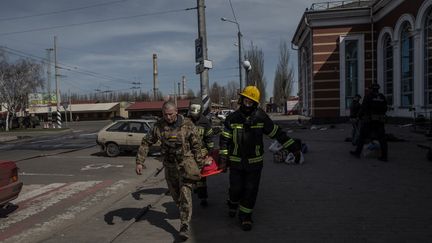 Intervention des secours après une attaque au missile sur la gare de Kramatorsk, dans l'est de l'Ukraine, le 8 avril 2022. (ANDREA CARRUBBA / ANADOLU AGENCY / AFP)