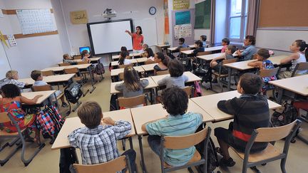 Un enseignant accueille ses &eacute;l&egrave;ves de primaire, le 4 septembre 2012, &agrave; Bordeaux. (PIERRE ANDRIEU / AFP)