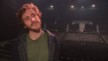 L'humoriste et acteur Baptiste Lecaplain pendant ses répétitions au Zénith de Caen. (France 3 Normandie)