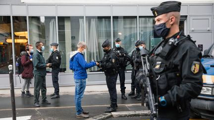 Des gendarmes déployés à proximité du lieu de l'attaque, vendredi 25 septembre, à Paris.&nbsp; (MARIE MAGNIN / HANS LUCAS / AFP)