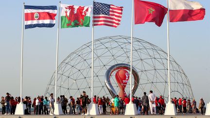 Une vue générale des drapeaux des dernières nations qualifiées pour le Mondial au Qatar, à Doha, le 16 juin 2022. (MUSTAFA ABUMUNES / AFP)