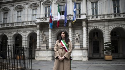 La maire de Turin (Italie), Chiara Appendino, observe une minute de silence en hommage aux victimes de l'épidémie de Covid-19, le 31 mars 2020. (MARCO BERTORELLO / AFP)