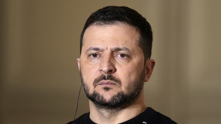 Le président ukrainien, Volodymyr Zelensky, le 16 février 2024 au palais de l'Elysée, à Paris. (THIBAULT CAMUS / AFP)