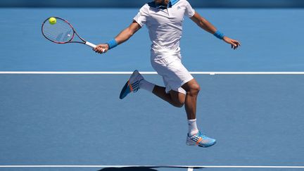 Le Fran&ccedil;ais Jo-Wilfried Tsonga face &agrave; l'Italien Filippo Volandri lors du premier tour de l'Open de tennis d'Australie &agrave; Melbourne, le 14 janvier 2014. (GREG WOOD / AFP)