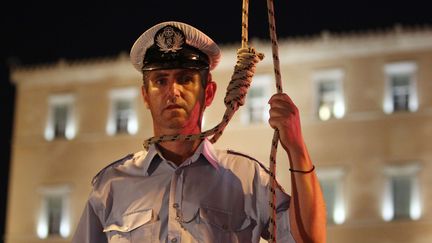 Les policiers grecs aussi ont manifest&eacute; contre les coupes budg&eacute;taires, le 6 septembre 2012. (THANASSIS STAVRAKIS / AP / SIPA)