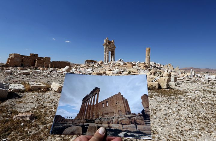 Le Temple de Bêl à Palmyre, avant (14 mars 2014) et après (31 mars 2016).
 (JOSEPH EID / AFP)