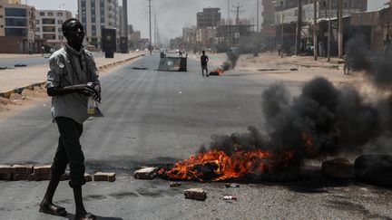 Un manifestant soudanais dans les rues de Khartoum (Soudan).&nbsp; (ANADOLU AGENCY / AFP)