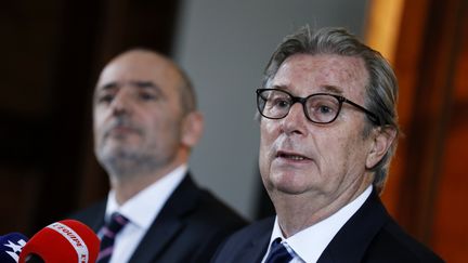 Le président du Racing 92 Jacky Lorenzetti et le président du Stade français Thomas Savare en conférence de presse, le 13 mars 2017. (THOMAS SAMSON / AFP)